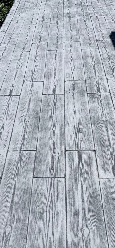 Entrée de garage en béton imprimé décoratif réalisée par RMS