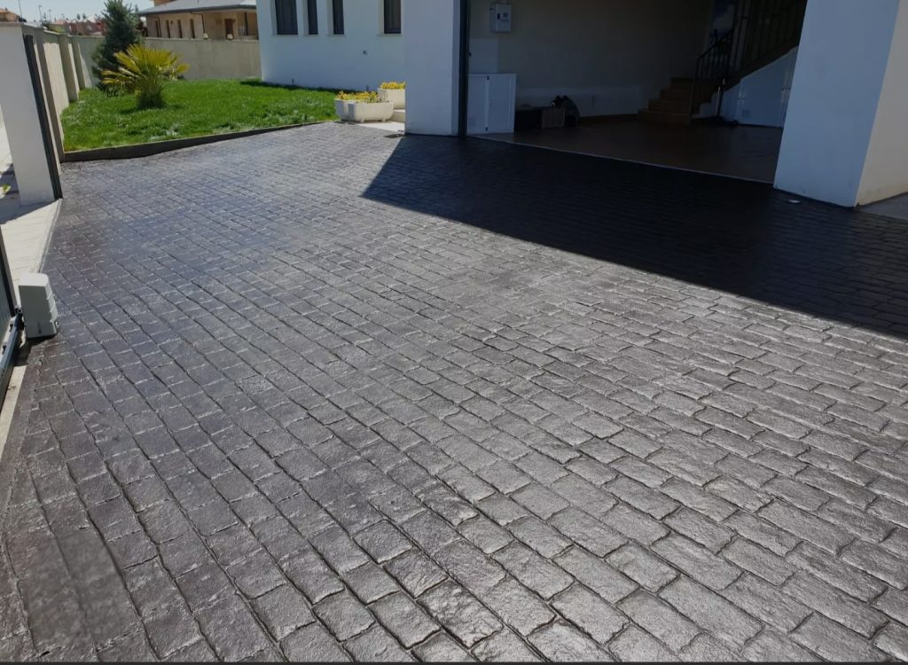 Terrasse en béton imprimé imitation pierre à Perpignan 66