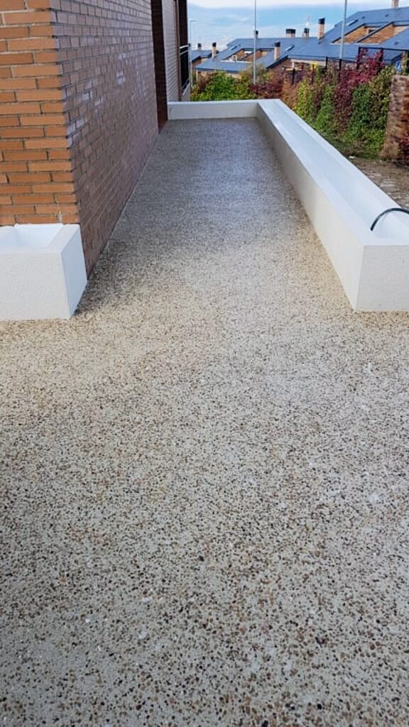 Terrasse claire en béton imprimé à Perpignan Occitanie