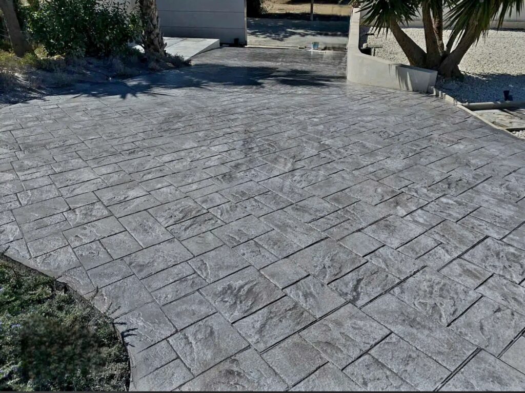Allée en béton décoratif réalisée par RMS en Occitanie
