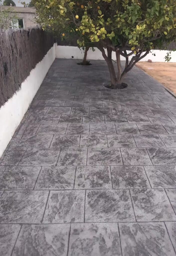 Terrasse en béton imprimé imitation pierre grise à Perpignan