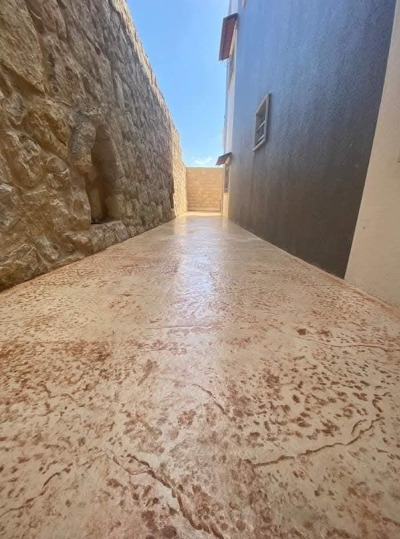 Prix Béton Imprimé Béziers 2026 : Guide Tarifaire Mas & Piscine (34)