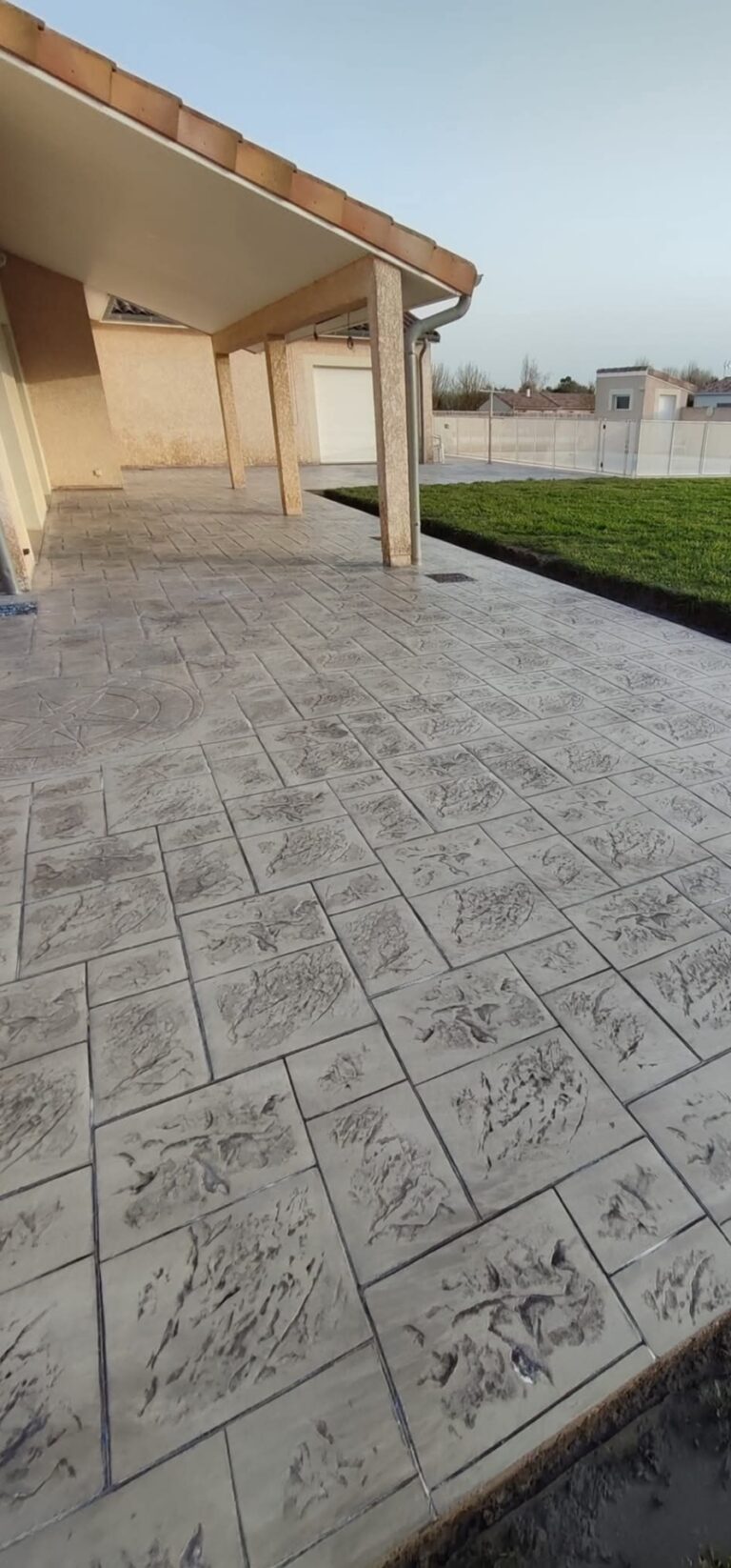 Cour de villa en béton imprimé décoratif à Perpignan 66